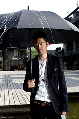 腫れているのに傘?雨?