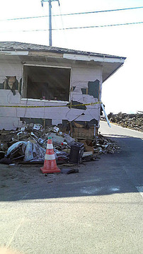 道路の真ん中に家