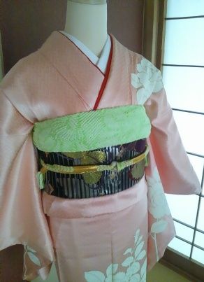 ピンク振袖黒帯黄緑帯揚げ