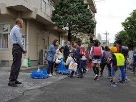 土合小20180508アルミ缶回収1