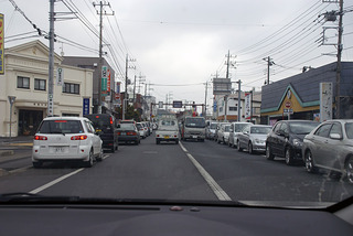 ガソリンスタンドに並ぶ車の渋滞