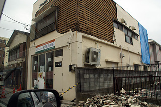 壁の落ちた店舗2