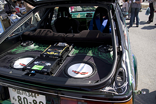 スピーカーやアンプで埋まった後部座席