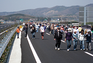 高速道路上を歩く人たち