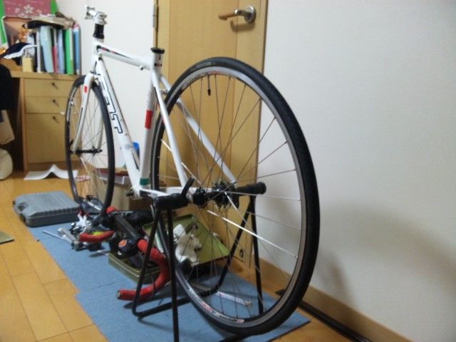タイヤを装着したロードバイク ...