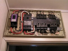 分電盤(フタを外して配線が見えるように)