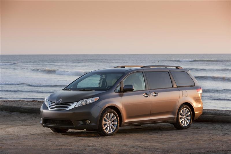 2012-Toyota-Sienna-Minivan-042-800