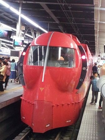ラピート赤 前