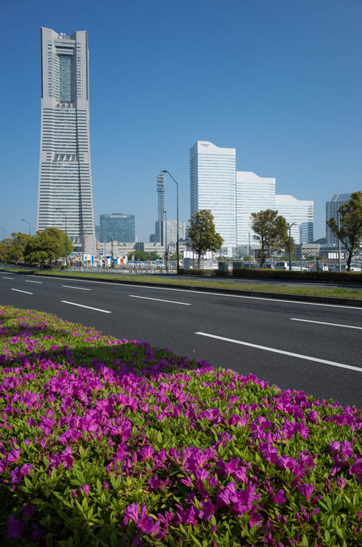 馬車道からランドマークを望む
