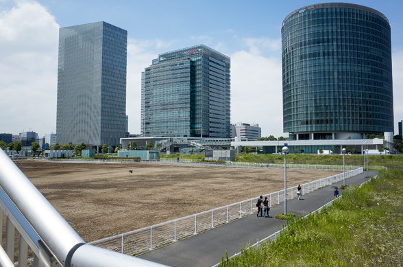 歩道橋から横浜駅方面を望む