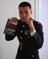 軍人、睨む。