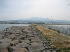 堤防と普賢岳