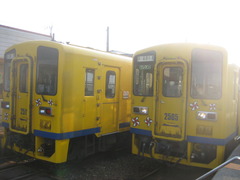 吾妻駅で行き違い