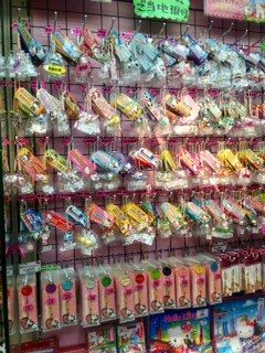 ご当地キティ 東京駅 丸の内駅舎根付け : さんりお屋 羽田第一駅店