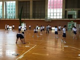 9股下背中越しボール投げ