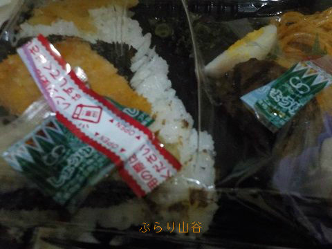 弁当についていた醤油の袋を小さく切ろうとしたところ