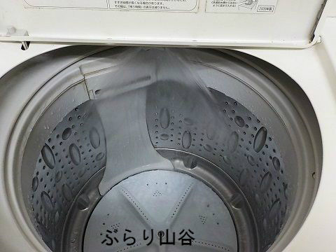 コインランドリーの大きな洗濯機