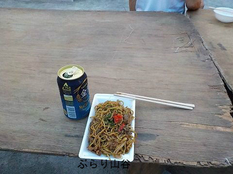 屋台の焼きそばと金麦
