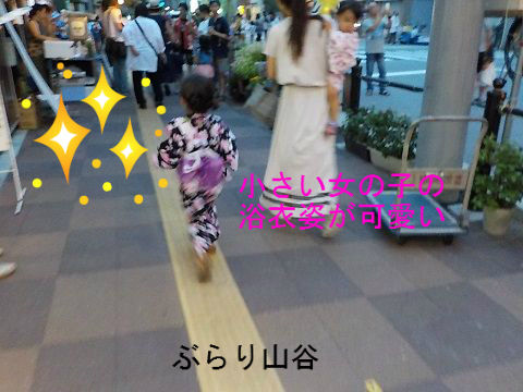 盆踊りでの小さな女の子の浴衣姿が可愛い