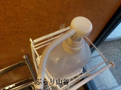 牛丼屋設置のアルコールで指先を消毒