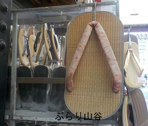 超巨大な履物展示