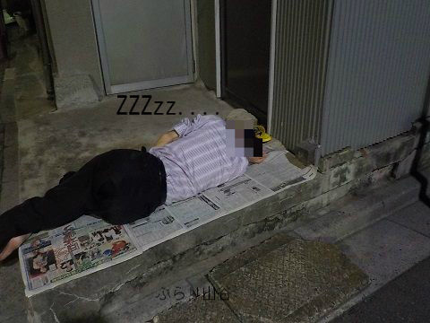 ドヤの玄関先で寝る人