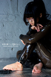 2017_Rubber_suit_Gun_foot_fetish0045
