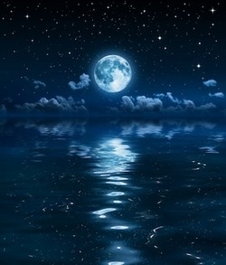 super-moon-and-clouds-in-the-night-on-sea-photo-by-Romolo-Tavani