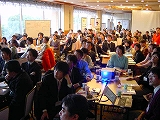 会場は人でぎっしり