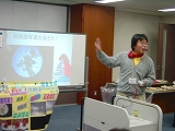 熱演する堀澤さん