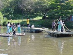 いかだで池遊び
