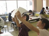 透かして見る