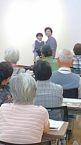 腹話術で被爆体験を語る小谷孝子さん