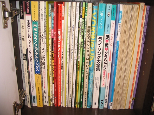 ただいまピアノ練習中！私の楽譜棚♪