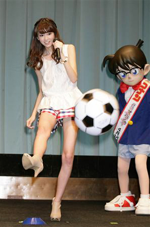サッカーをする桐谷美玲