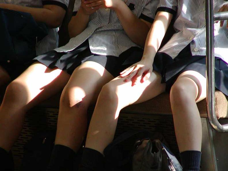 素人街撮りのムチムチいやらしいjk生脚ふとももを触って舐めてペロペロしたいエロ画像 下さい ロリ顔巨乳画像