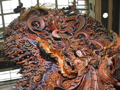 日本橋三越の天女像 : 中年とオブジェ