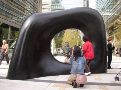 【１点物】大型アート　オブジェ　ダウンタウン　金属×木 ミッドタウンのオブジェ : 中年とオブジェ