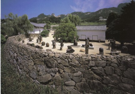 存在と時間 イサム・ノグチ庭園美術館 : 中年とオブジェ
