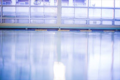 小学校のプールが体育館の上にあったやつ、おるか?
