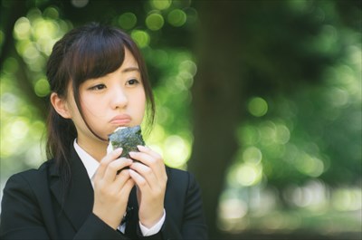 【悲報】大学生ワイ、1人悲しく教室でぼっち飯