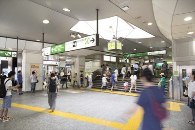 【衝撃】電車内大学生「うえええええええええええいっっwww」