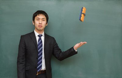 糞教師「ファッ!?前の授業の板書が消されてないンゴ!?」