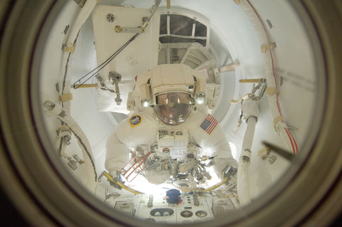 684683main_iss032e024429_full