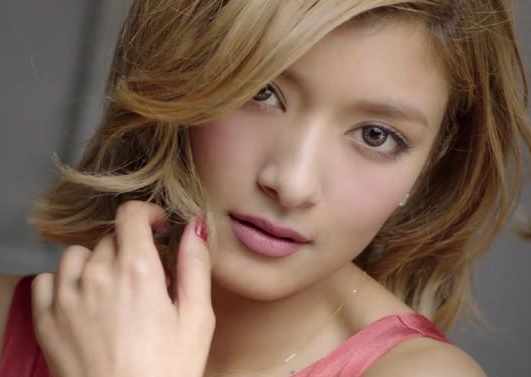 女性ハーフタレントのローラ