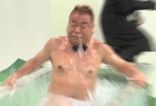 【サイコ】俺『女の顔面に熱湯かけてみようww』空き巣（女）『え...』空き巣に腕を刺されボコボコに！→あの断末魔の叫びが忘れられないww