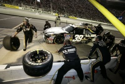 pit-crew-558087_1920-400x270-MM-100