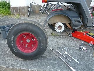ジャイロXのボルトを緩めてタイヤが外れた