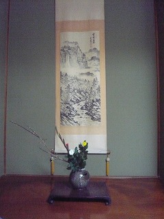 実家の掛け軸と生け花