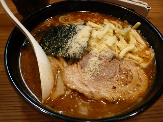 黒味噌しょうがラーメン中辛チーズ
